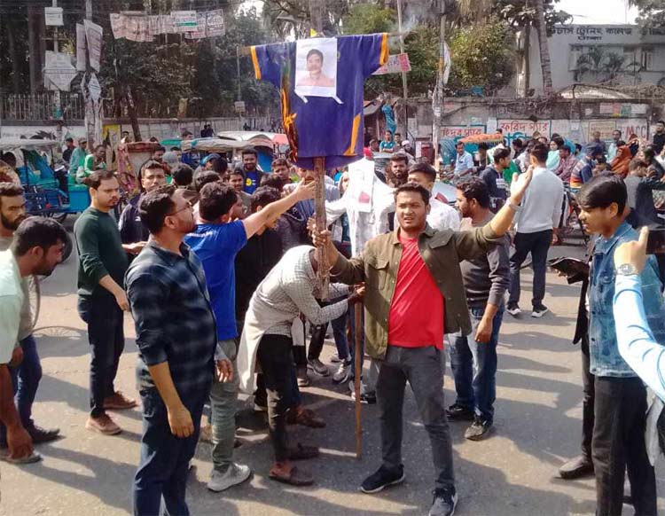 ঢাকা কলেজে ছাত্রদলের বিক্ষোভ, রাকিব-নাছিরের কুশপুতুল দাহ